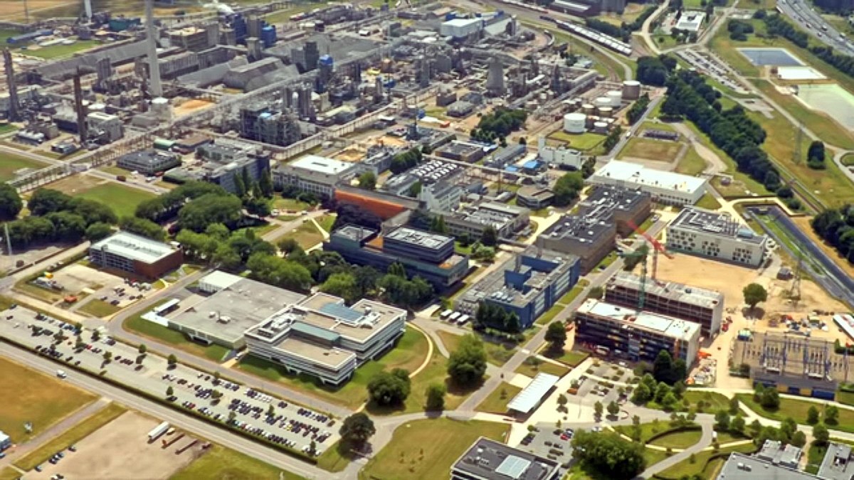 Luchtopname van Chemelot industrieterrein in Sittard-Geleen.