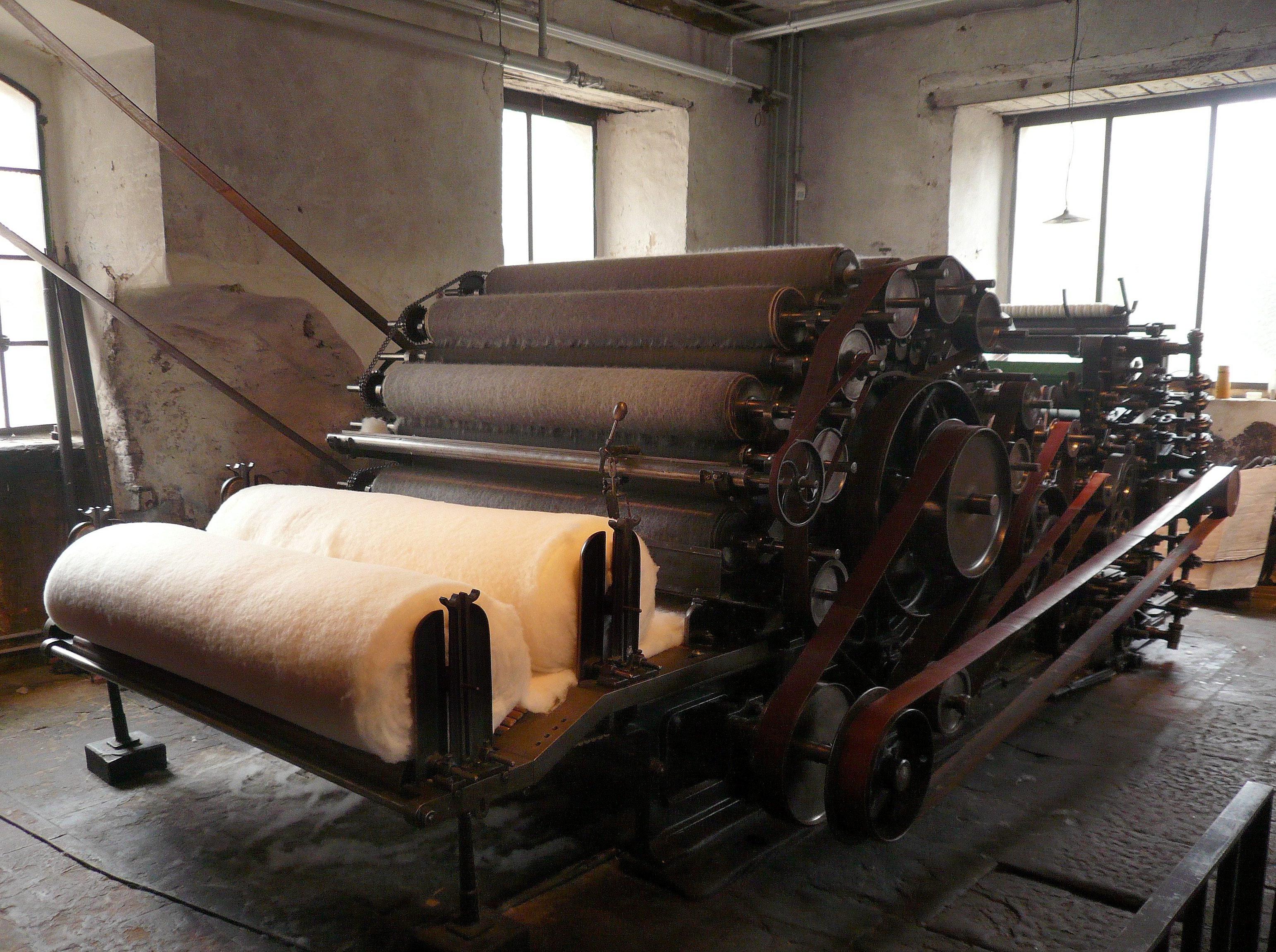 Funktionsfähiger Krempelsatz zur Herstellung von Vorgarn im LVR-Industriemuseum Euskirchen